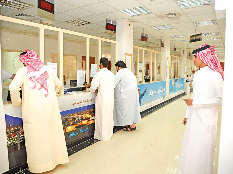 جانب من الطلبة في تسجيل الصيفي (تصوير عبدالله الخلف)