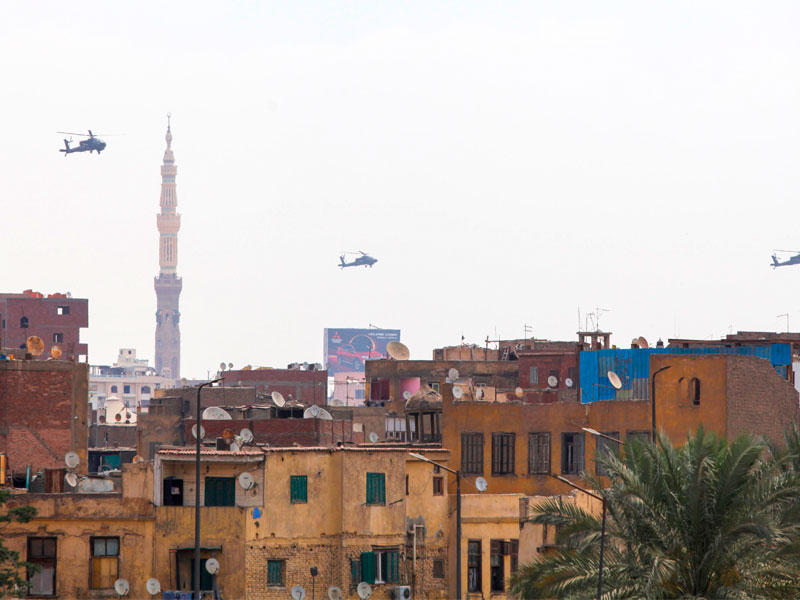 مروحيات مصرية تحلق فوق القاهرة أمس الأول بالتزامن مع حلف السيسي اليمين (أ ف ب)