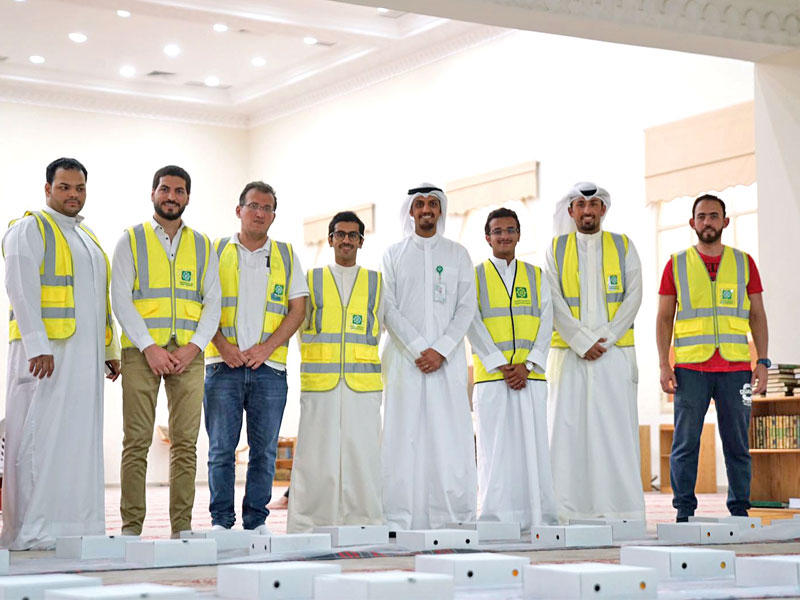 بعض أعضاء فريق «بيتك» التطوعي