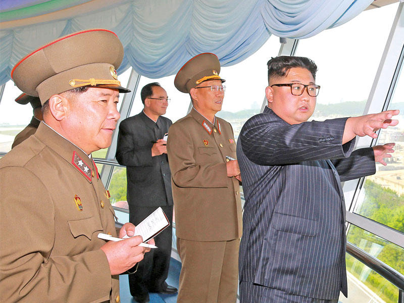 كيم جونغ اون وإلى جانبه كيم سونغ جيل في صورة أرشيفية (رويترز)