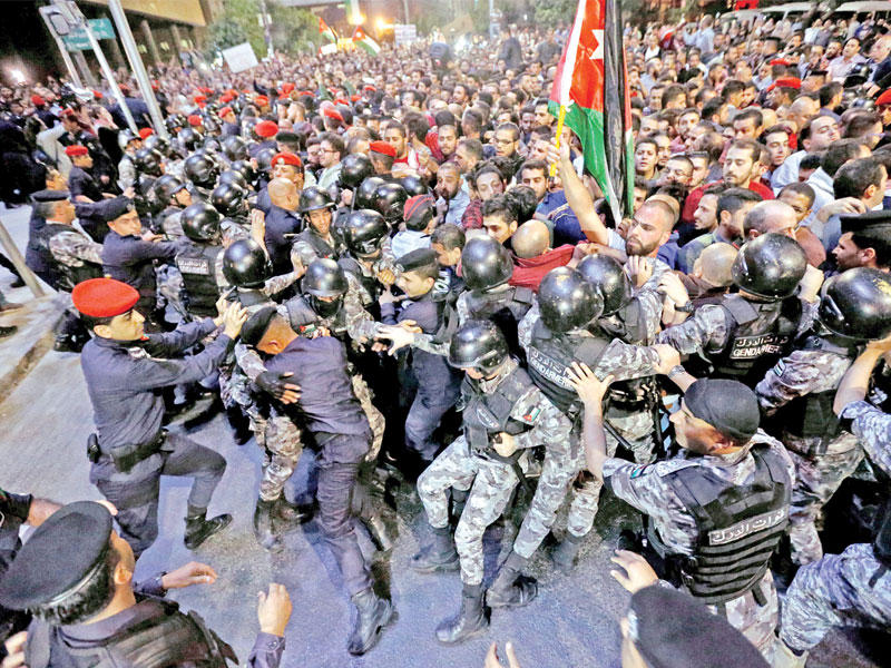 تظاهرات جديدة تحاصر مكتب رئيس الوزراء في عمان أمس الأول (رويترز) 