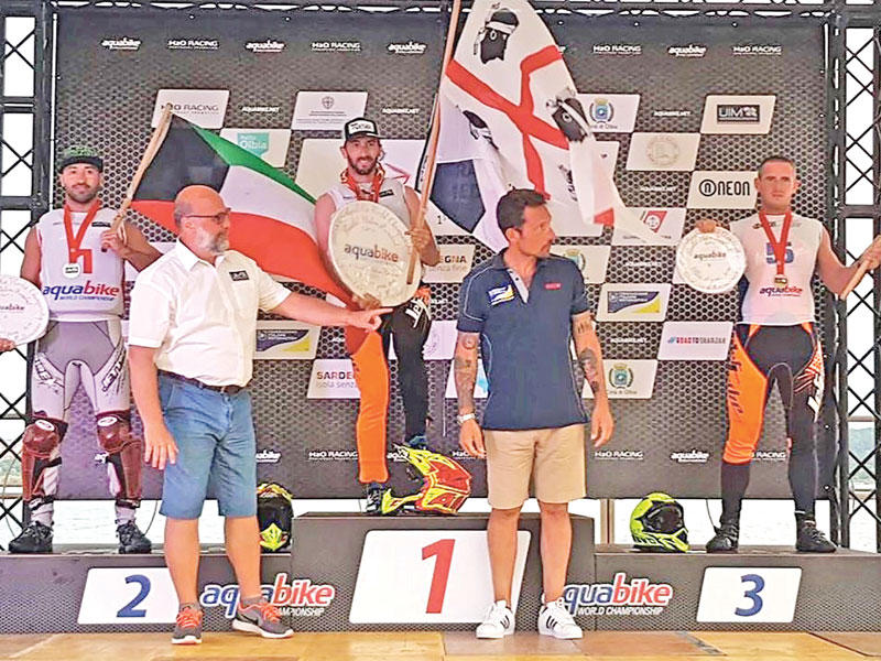 العبدالرزاق على منصة التتويج 