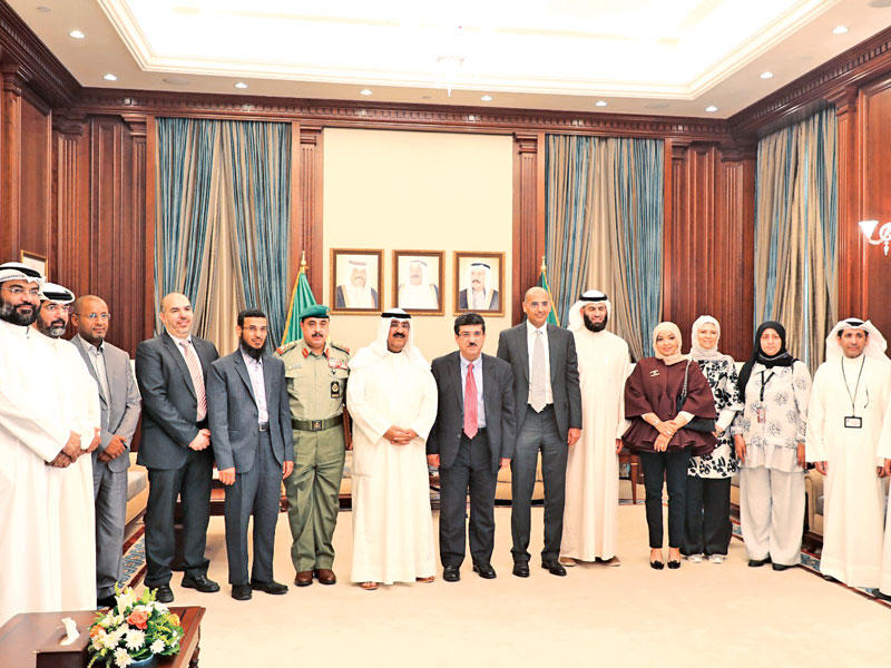 مشعل الأحمد مستقبلاً وكيل وزارة الصحة والوفد المرافق له