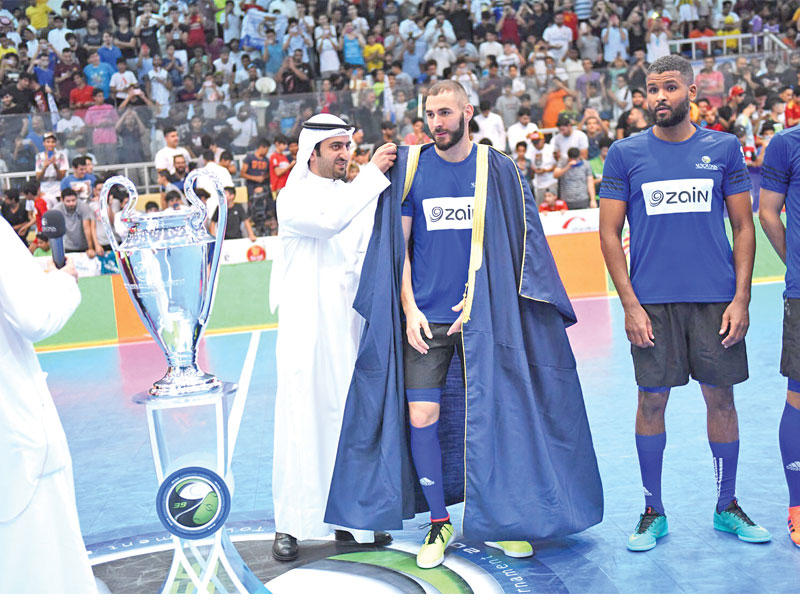 بنزيمة يرتدي بشت الروضان 