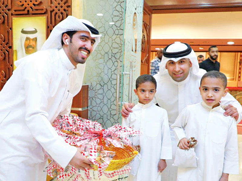 توزيع الكسوة على الأيتام