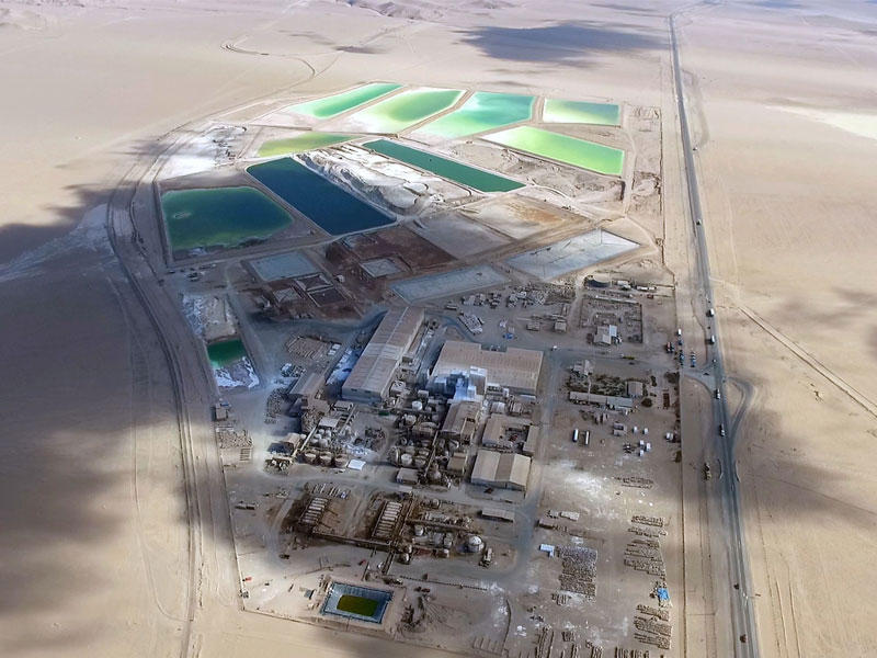 منظرًا جويًا لمصنع معالجة منجم الليثيوم