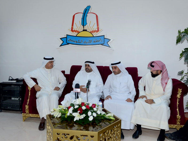 الجبري متحدثاً بحضور اليوحة والرميضي والفيلكاوي