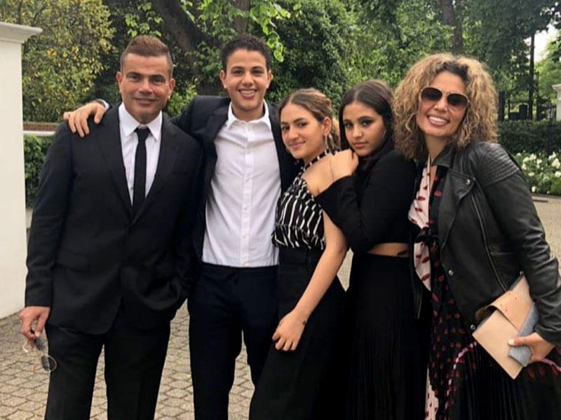 عمرو دياب مع أسرته 