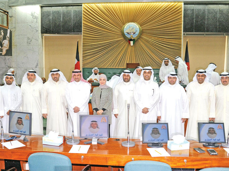 أعضاء «البلدي» في صورة جماعية خلال اجتماع أمس