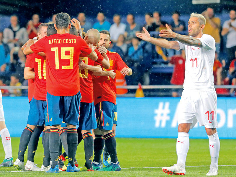 جانب من لقاء إسبانيا وسويسرا