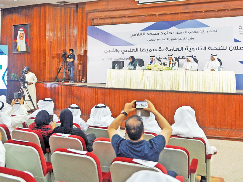 العازمي يتوسط مسؤولي الوزارة خلال المؤتمر الصحافي (تصوير عبدالله الخلف)