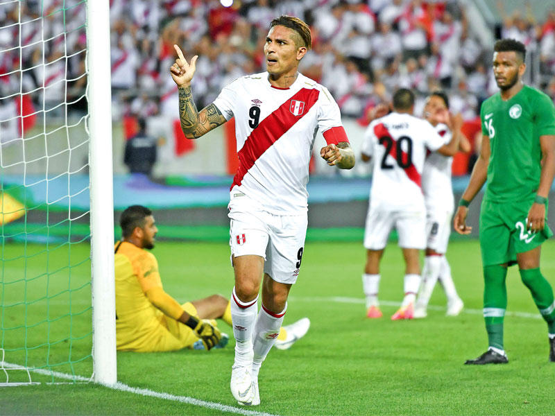 غيريرو نجم منتخب بيرو يحتفل بعد إحرازه هدفاً في مرمى السعودية