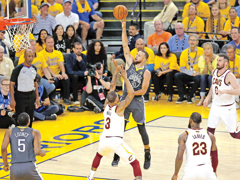 كوري يسجل في سلة كليفلاند