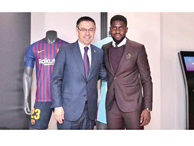 اومتيتي ورئيس برشلونة بارتيميو خلال تجديد العقد