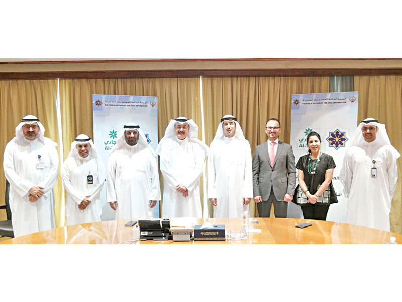 لقطة جماعية عقب توقيع الاتفاقية