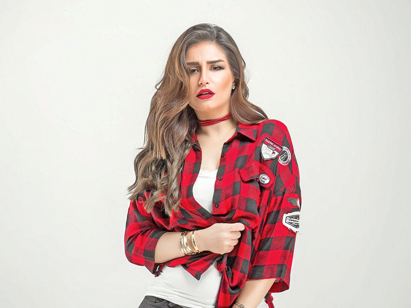  الفنانة منة فضالي