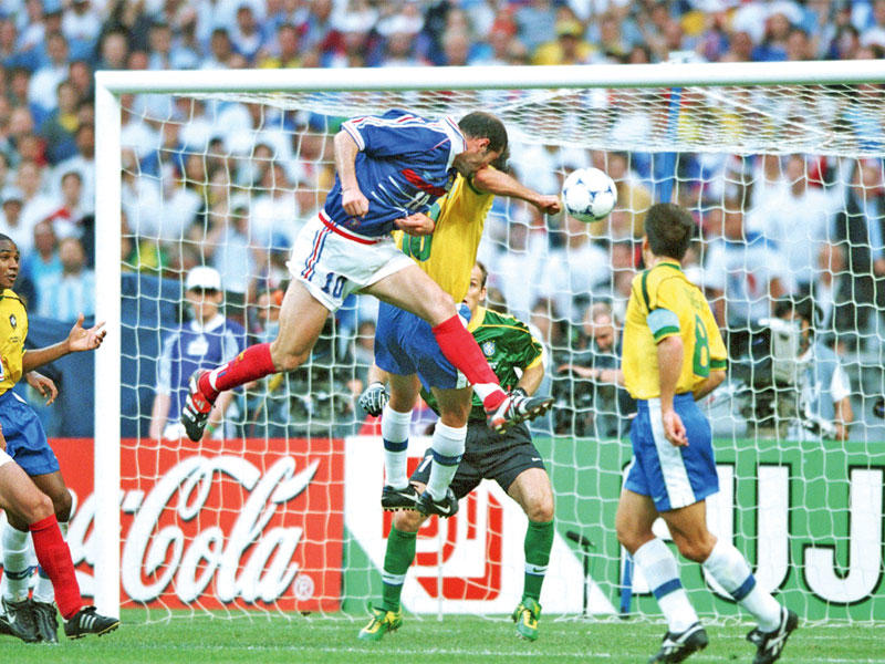 لحظة تسجيل زيدان هدفه الأول في نهائي مونديال 1998n