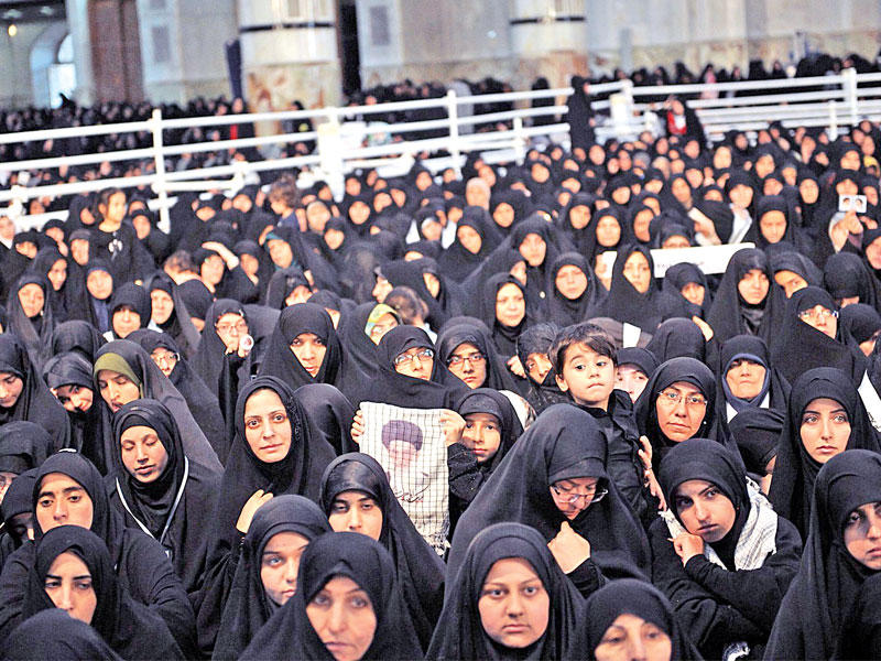 إيرانيات يستمعن إلى كلمة خامنئي أمس الأول في مرقد الخميني (أ ف ب)