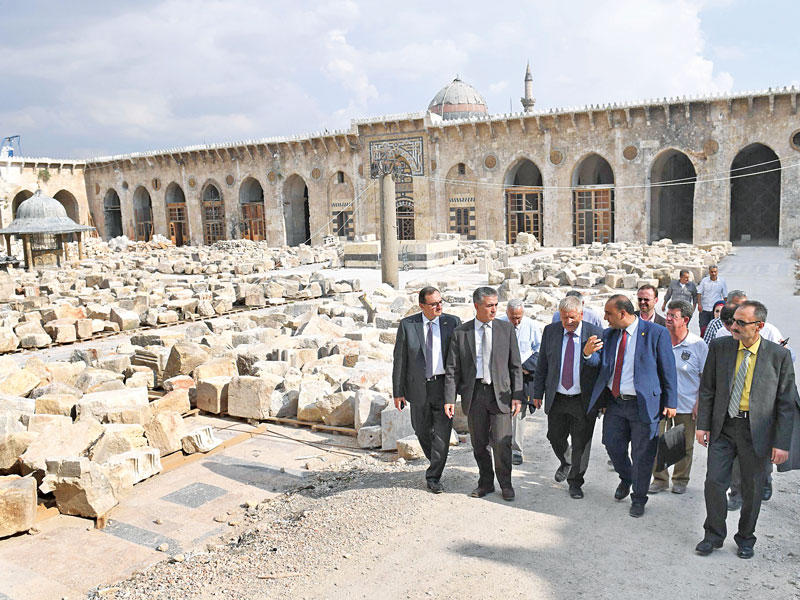 عضو البرلمان الأوروبي الألماني أودو فويت يتفقد قلعة حلب أمس الأولt(أ ف ب)