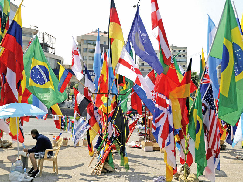 غابة من أعلام الدول المشاركة في مونديال روسيا في جونية شمال بيروت أمس     (أ ف ب)