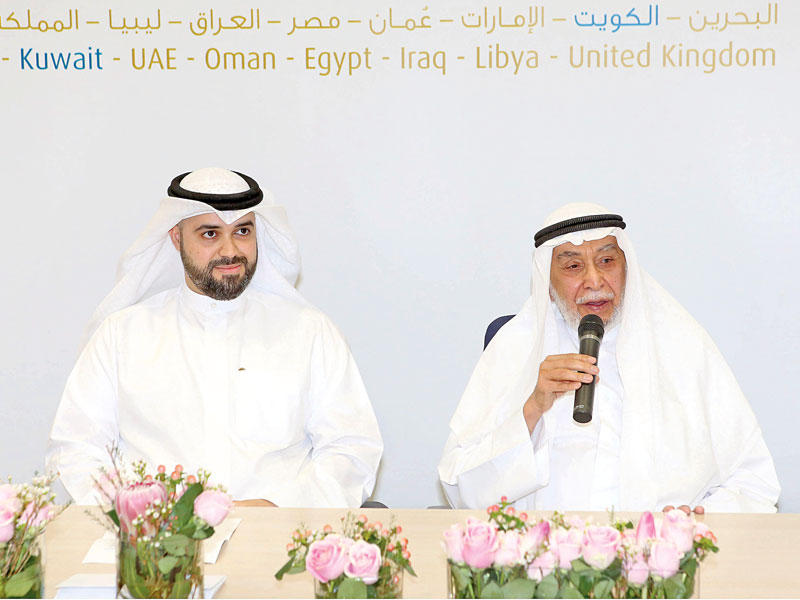 الدكتور خالد المذكور متحدثاً وبجانبه عبدالله الشعيب 