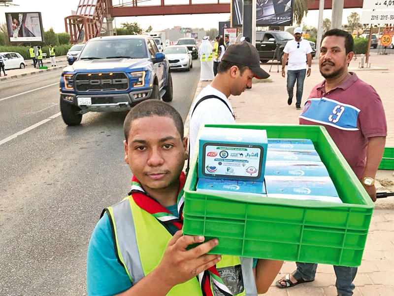 توزيع وجبات الإفطار على السائقين الصائمين 