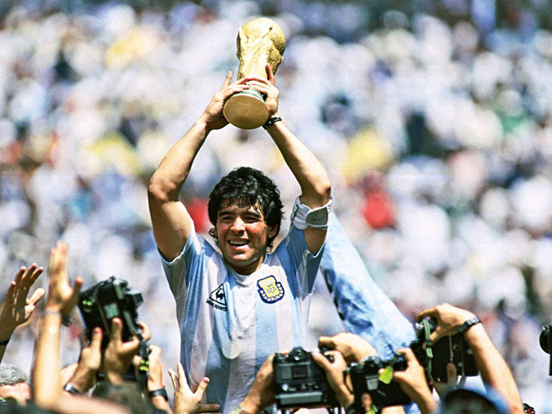 مارادونا يرفع كأس العالم 1986