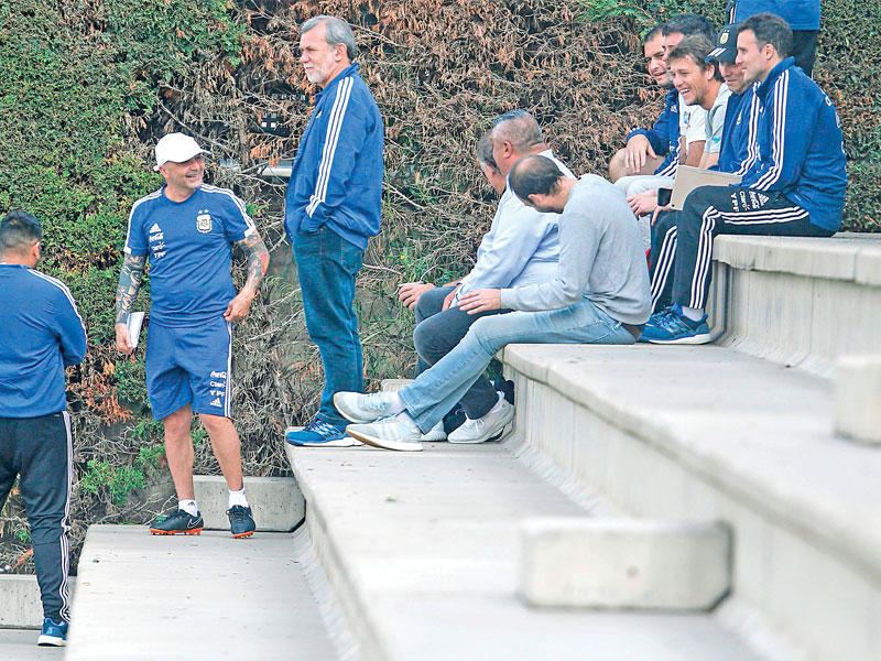 الجهاز الفني الأرجنتيني خلال التدريبات