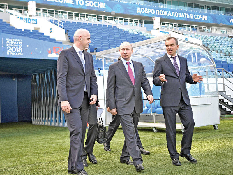 إنفانتينو والرئيس الروسي خلال الجولة