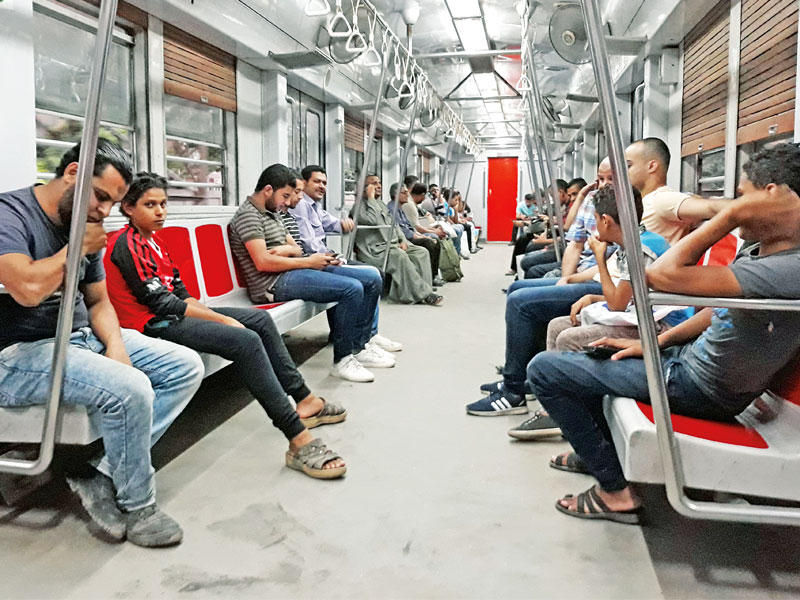 مصريون في المترو بالقاهرة أمس t(أ ف ب )