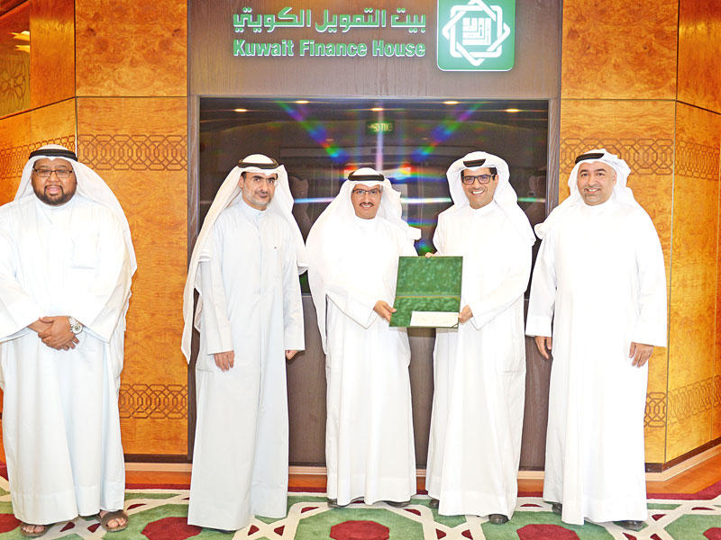وفد «الزكاة» يتسلم زكاة أموال بيت التمويل الكويتي