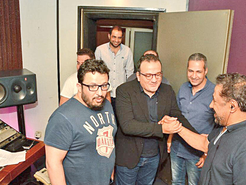 يعقوب المهنا والشاب خالد خلال التصوير 