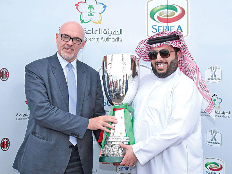 تركي آل شيخ عقب التوقيع على استضافة المباراة