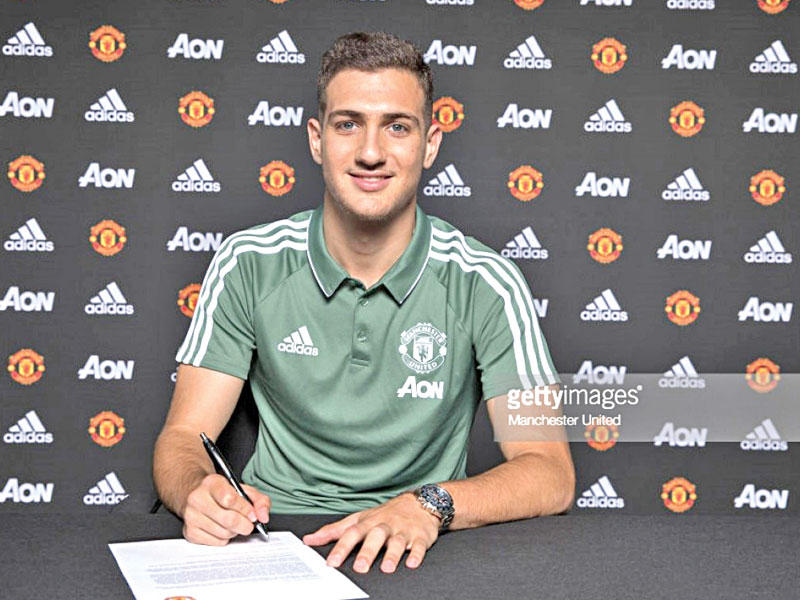 لحظة توقيع دالوت عقده مع اليونايتد