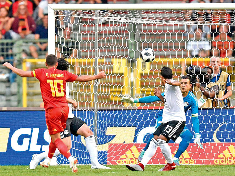 هازارد نجم منتخب بلجيكا يحرز هدفه في مرمى مصر