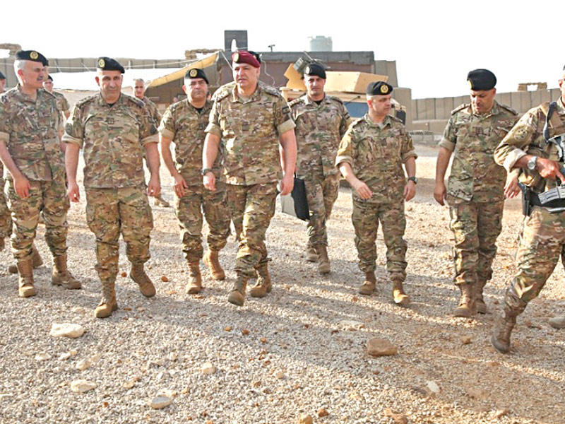 قائد الجيش العماد جوزيف عون متفقداً لواء المشاة الثالث وفوج الحدود البرية في البقاع أمس (الوكالة الوطنية)
