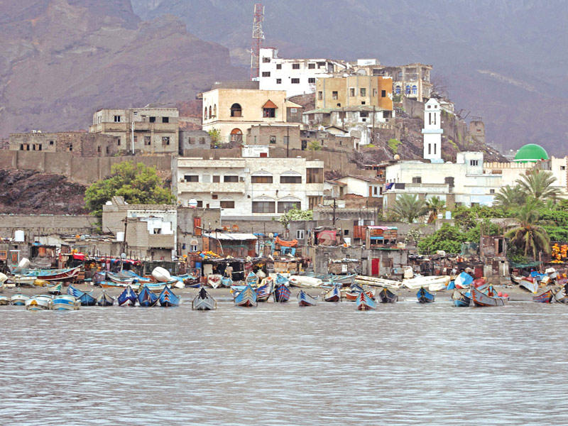 جانب من مدينة عدن الساحلية التي تضررت بالإعصار الأخير (أ ف ب)