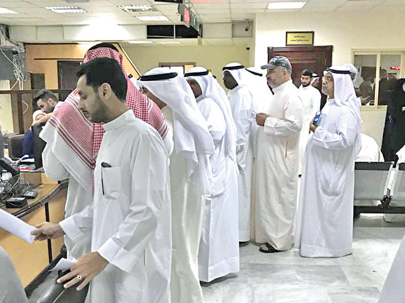 جانب من عملية تسلم الجوازات