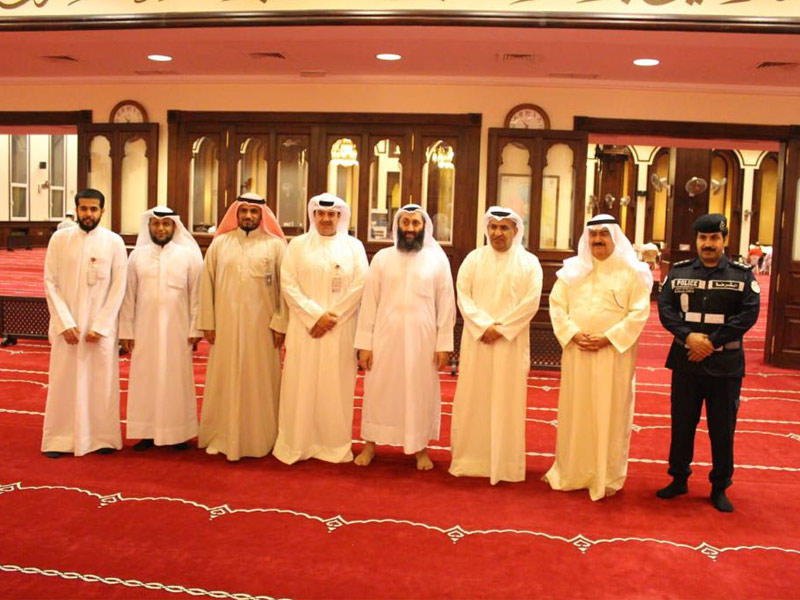 المهنا خلال زيارته مسجد الراشد