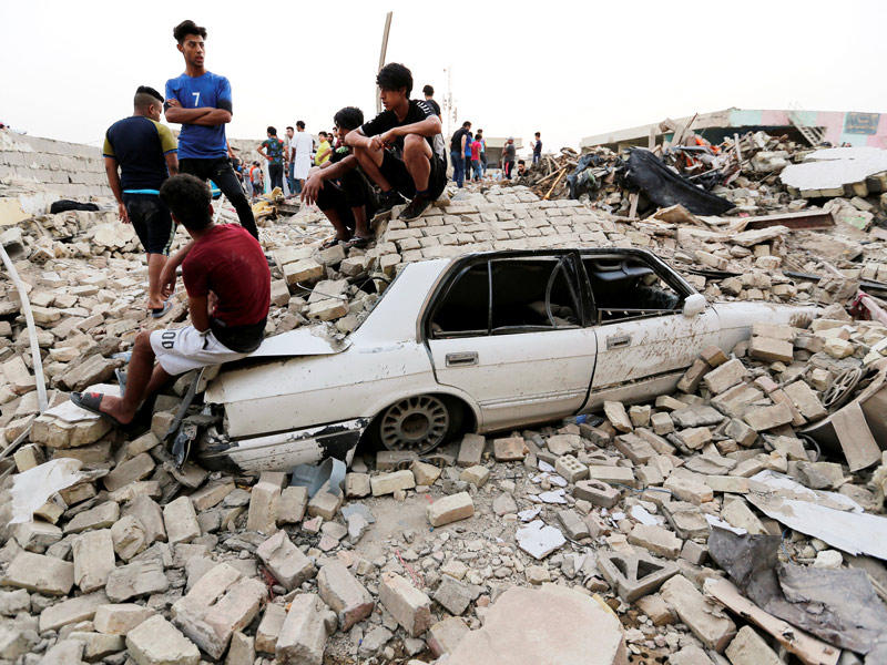 دمار كبير ناتج عن انفجار في مخزن سلاح داخل مسجد بمدينة الصدر في بغداد أمس الأول اسفر عن مقتل 20 شخصا      (رويترز)
