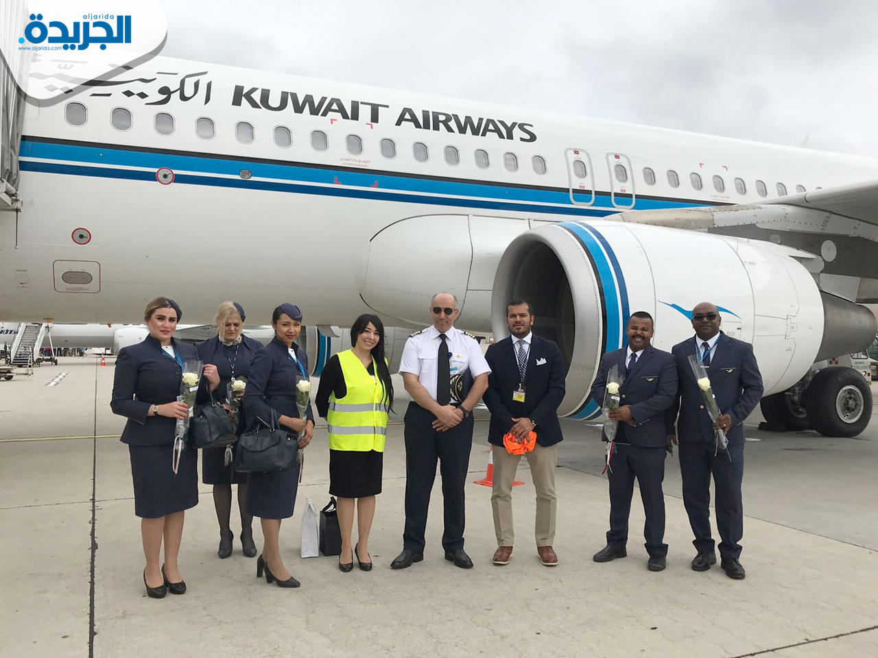 عبير القطان مع قائد الطائرة والطاقم المرافق