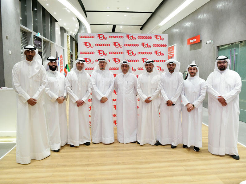 حمد النعيمي متوسطاً فريق العمل