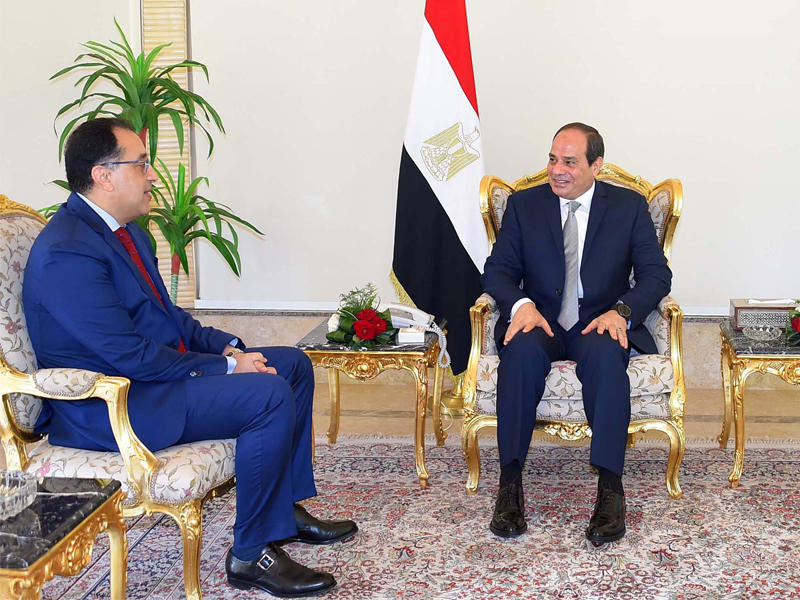 السيسي مجتمعاً مع مدبولي في قصر الرئاسة بالقاهرة أمس الأول (رويترز)