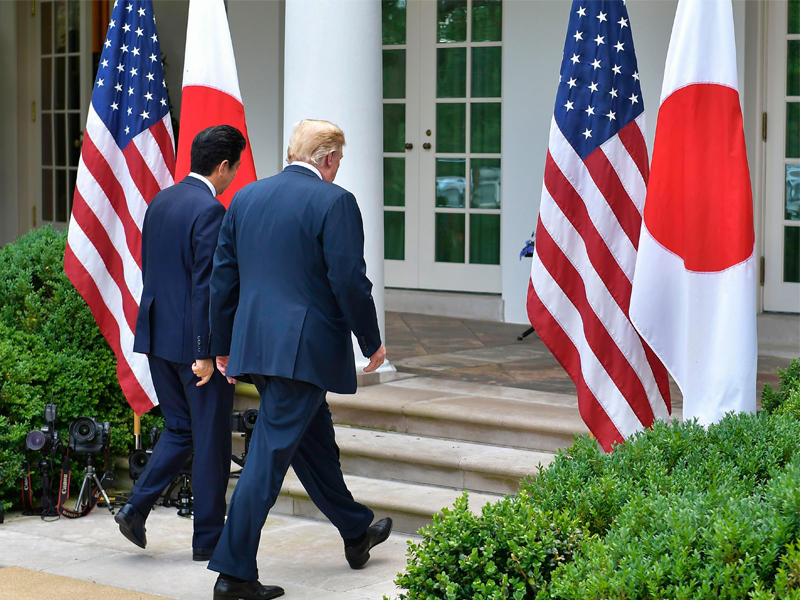 ترامب وآبي مغادرين مؤتمرهما الصحافي بواشنطن أمس الأول (ا ف ب)