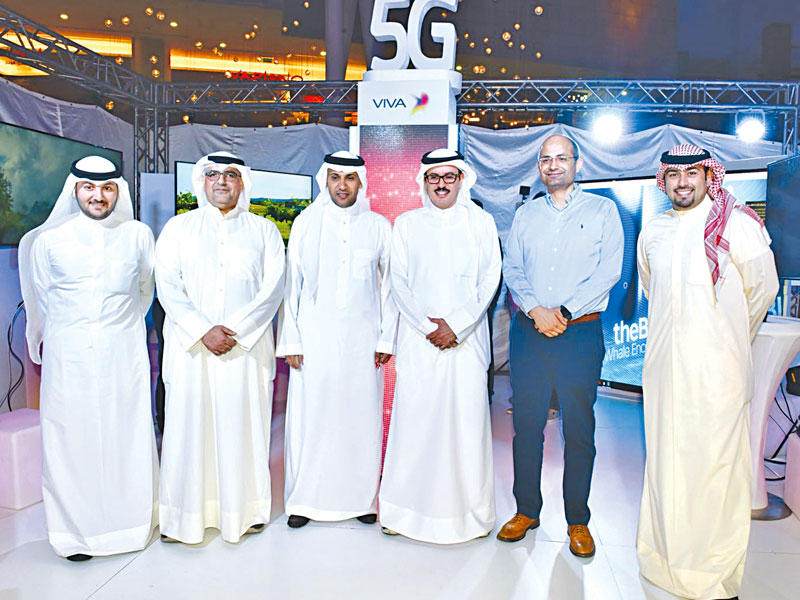 البدران في لقطة جماعية خلال العرض