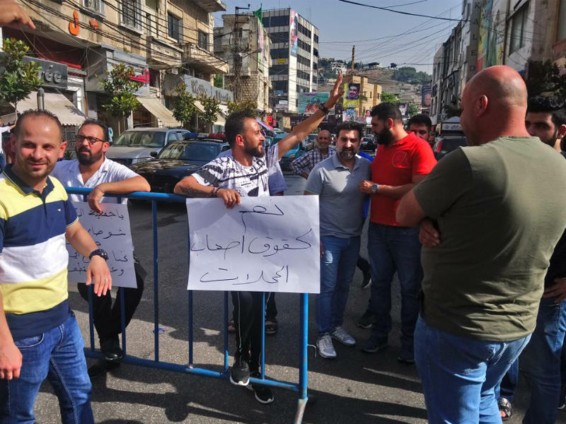 أصحاب محلات بالنبطية يقطعون طريق السوق احتجاجاً على البسطات    (الوكالة الوطنية)