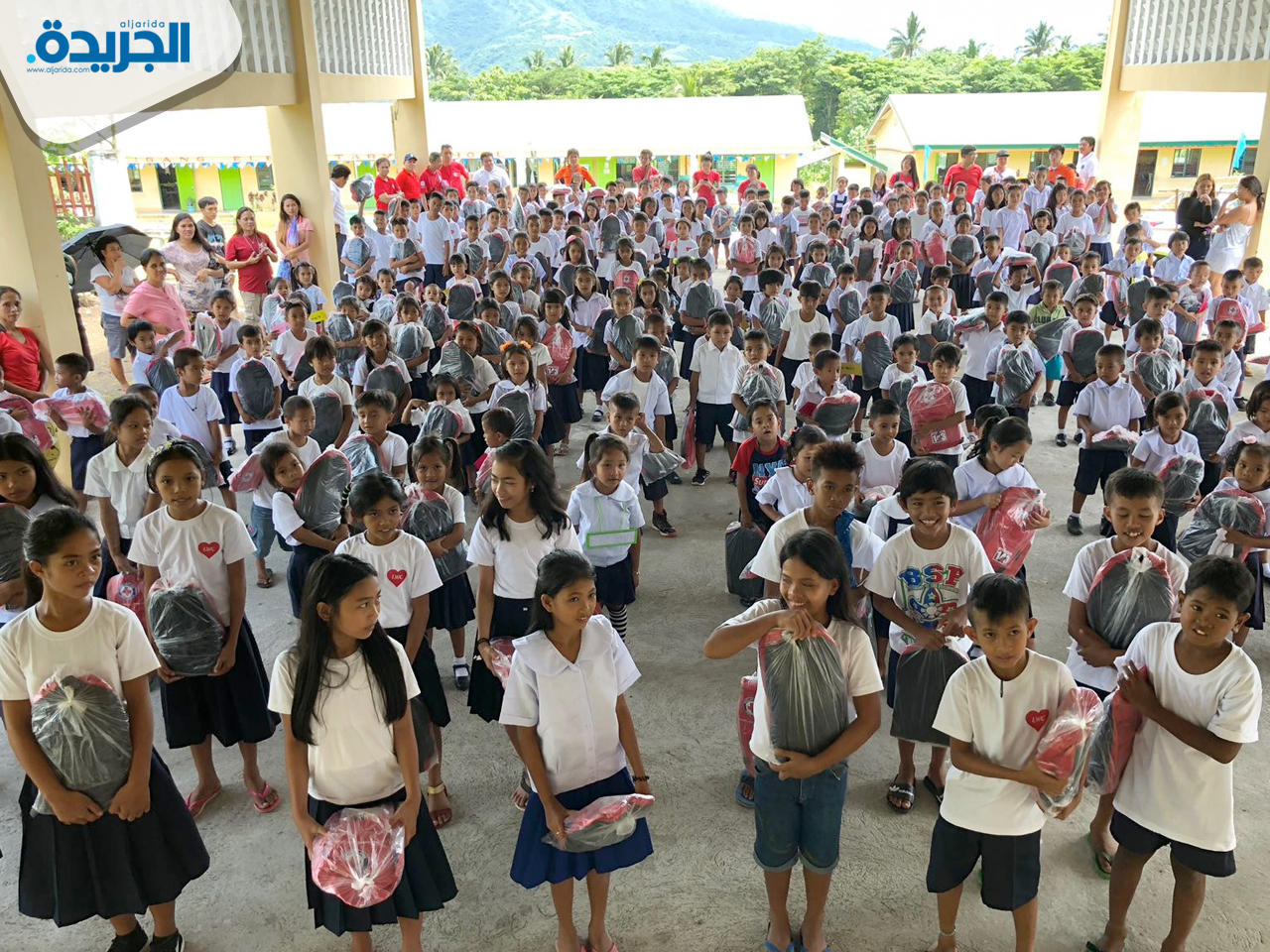 الهلال الأحمر الكويتي يوزع ألف حقيبة مدرسية وكوبونات غذائية على ثلاث مدارس في محافظة مايون الفلبينية