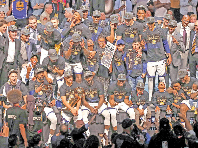 فريق غولدن ستايت ووريرز مع كأس البطولة 