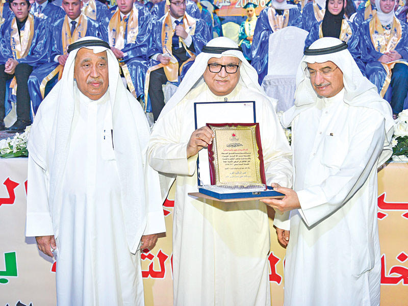 الغرير يكرم إبراهيم سكينt (تصوير عوض التعمري)