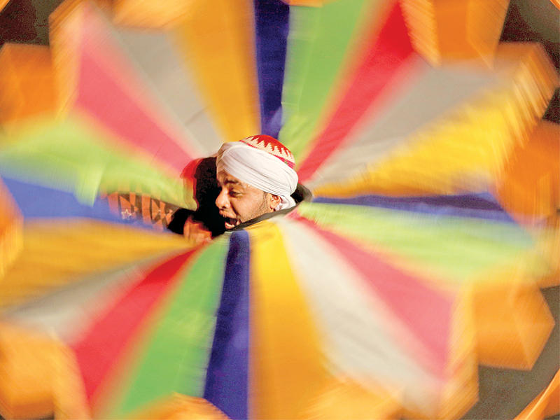  شاب يؤدي رقصة «التنورة» خلال غبقة رمضانية في قصر الغوري بالقاهرة      (رويترز) 